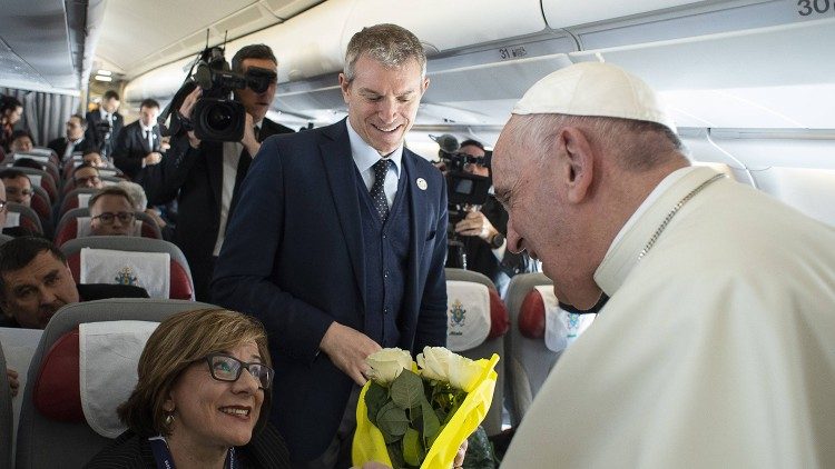 Archívna snímka: Pápež František s Matteom Brunim a novinármi na palube lietadla