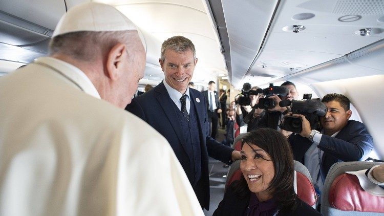 Маттео Бруні супроводить журналістів на борту літака з Папою Франциском