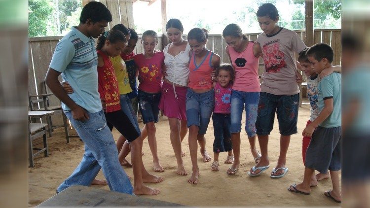 niños jovenes amazonia
