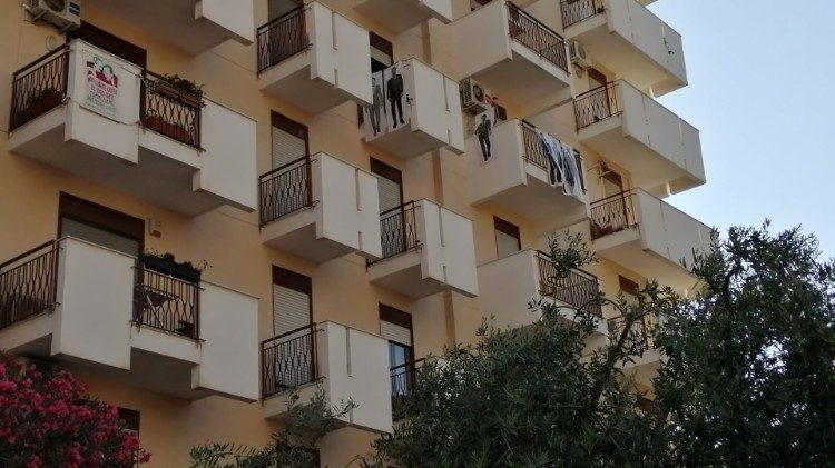 Palermo, Borsellino, mafia, balconi con sagome agenti di scorta.jpg