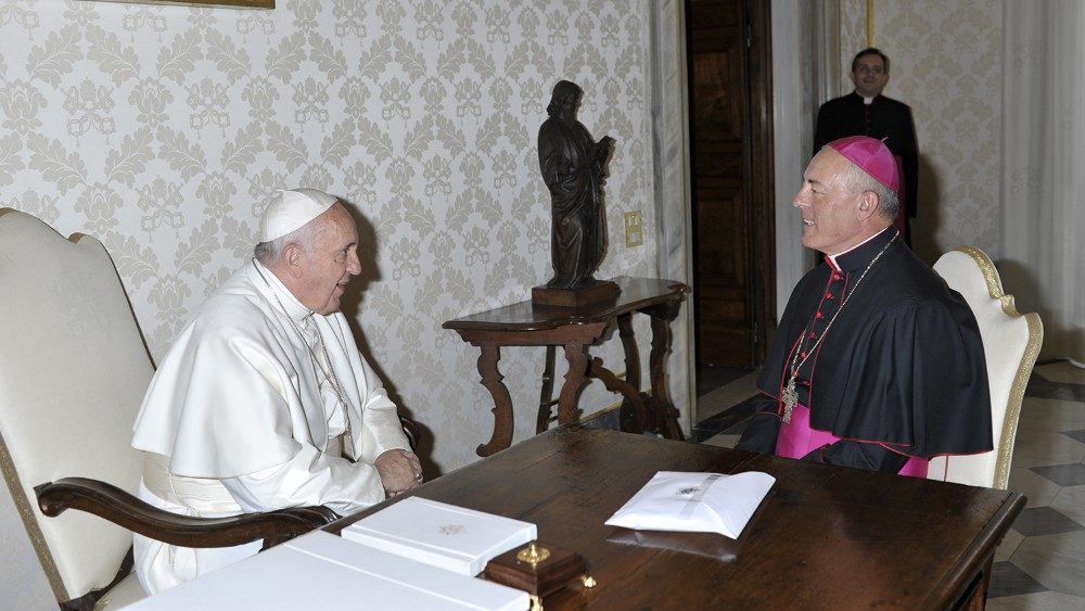 Papež Frančišek je prvič sprejel v avdienco msgr.. Giorgia Linguo 27. aprila 2015.