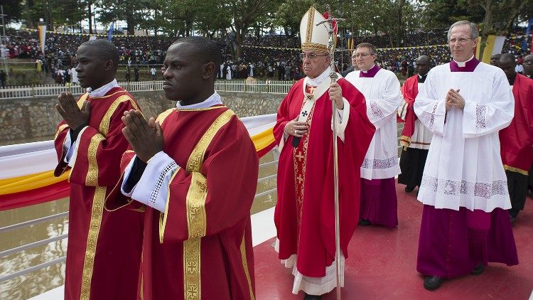Papa Francisko wakati wa ziara yake 2015 nchini Uganda na Kenya na kuadhimisha Misa katika Madhabahu Katoliki ya Namugongo Uganda