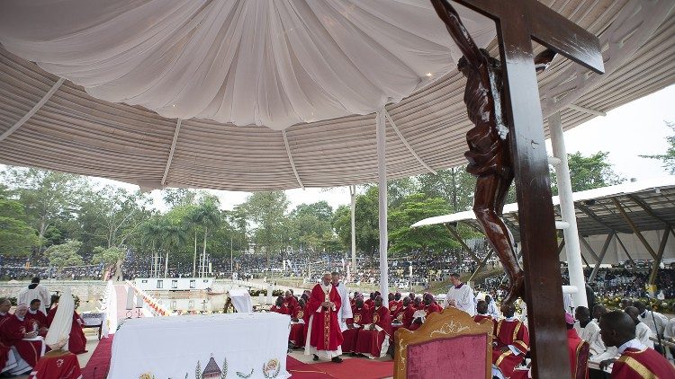 教宗方济各2015年在乌干达朝圣地举行弥撒