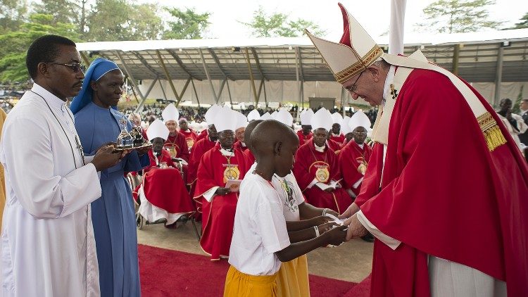 2015.11.28 Misa ya Papa Fracisko kwa ajili ya wafiadini wa Uganda katika Mabadhabahu katoliki  ya Namugongo, Kampala Uganda.