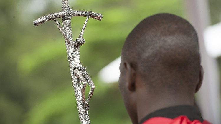 Priester mit Kruzifix bei einer Papstmesse in Uganda 2015