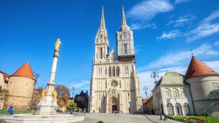 Католическата катедрала "Блажена Дева Мария" в Загреб