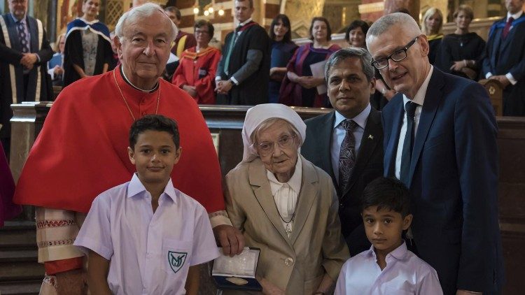 Irmã Berchmans após receber o prêmio do cardeal Vincent Nichols na Universidade St Mary's, em Londres
