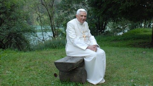 Benedikt XVI. verteidigt seine Rolle als Alt-Papst