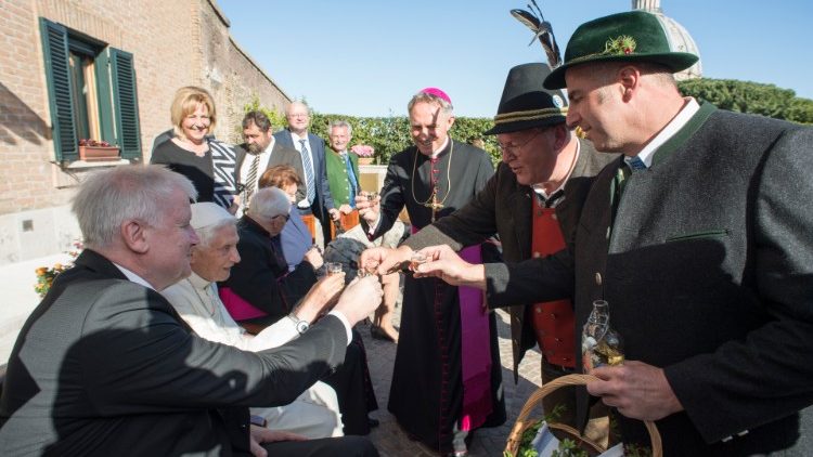 Vokietijos šauliai sveikina popiežių emeritą Benediktą XVI jubiliejaus proga Vatikane