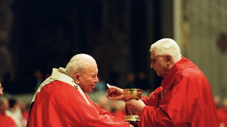 Папа Иоанн Павел II и кардинал Йозеф Ратцингер (Святая седмица, 2004 г.)