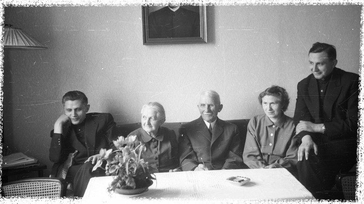 Йозеф Ратцингер с родителями, сестрой и братом