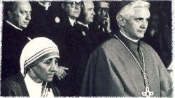 2019.07.24 Benedetto XVI -Vescovo con Madre Teresa di Calcutta.jpg