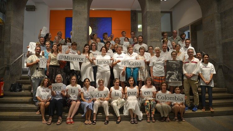 In Kolumbien setzt sich Misereor wie hier in einer Solidaritätsaktion für Menschenrechte ein