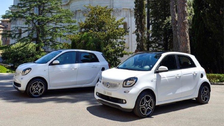 100% електрическият автомобил модел "smart EQ ForFour" във Ватикана  