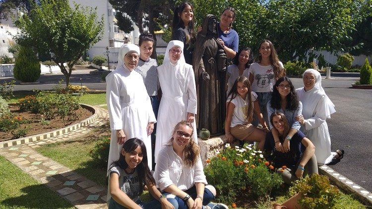 Irmãzinhas dos Pobres com os jovens, em Lisboa