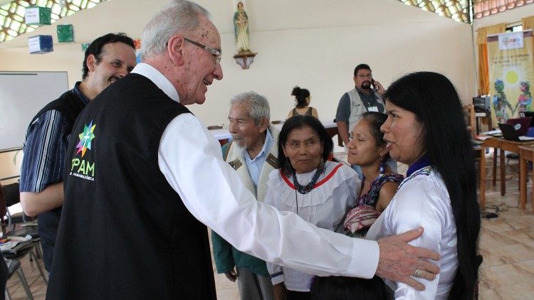 Patricia Gualinga y el cardenal Hummes