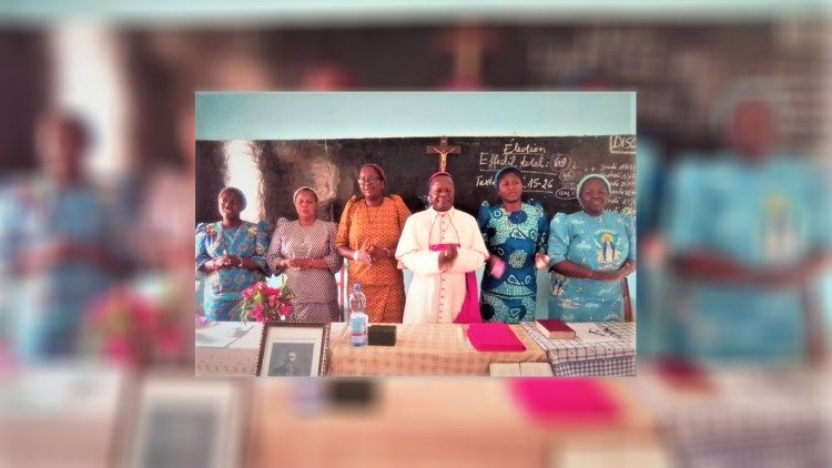 Mgr Timothée Bodika, évêque de Kikwit avec la nouvelle équipe de l’administration des Sœurs de Sainte Marie au Kwango