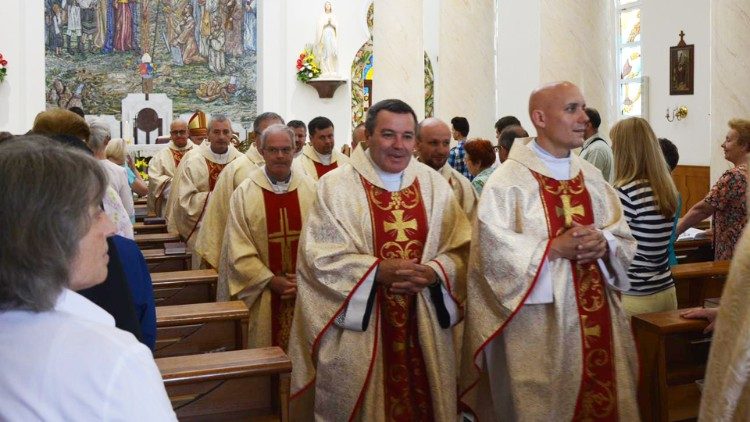 빅토르 신부님(중앙). 키시나우 대성당에서 사제 서품식