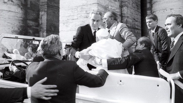 1981년 5월 13일 성 베드로 광장에서 저격당한 성 요한 바오로 2세 교황