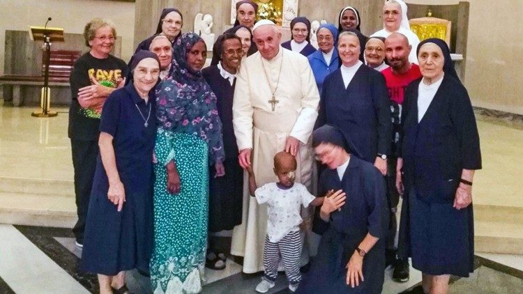 2019.07.30 Папа Франциск відвідує один з римських осередків Дочок Милосердя