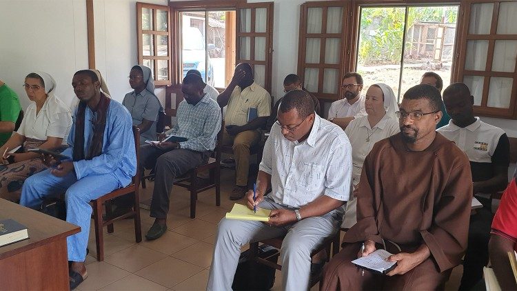 Sessão de formação capacita catequistas em resposta às seitas religiosas em São Tomé e Príncipe