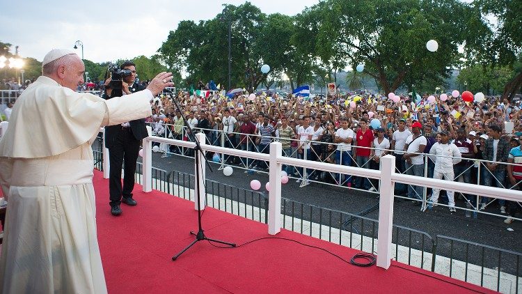 Papst Franziskus besuchte Kuba im Jahr 2015; hier bei einer Begegnung mit Jugendlichen
