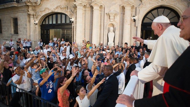  Papa takohet me të rinjtë kubanë