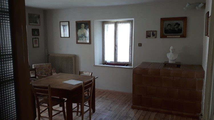 La stanza dove è nato Albino Luciani, a Canale d'Agordo (Belluno), riscaldata dalla stua a legna