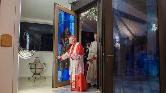 Kardinal Fernando Filoni durchschreitet eine Tür