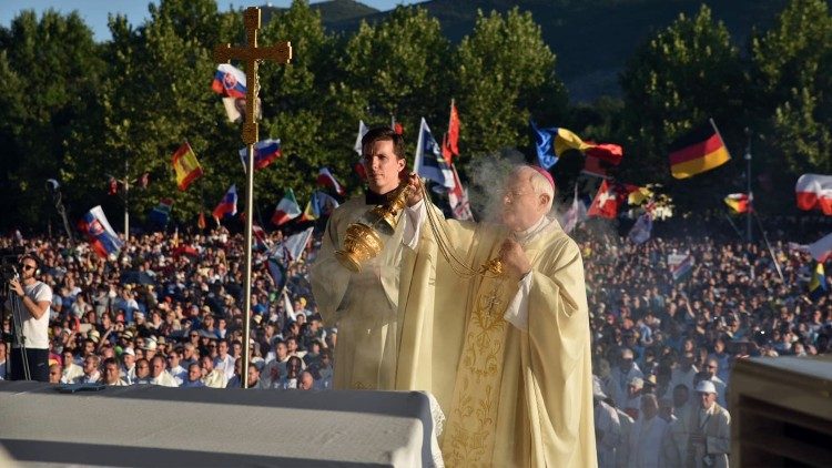 Монсеньор Хосер по време на младежкия фестивал на Босна и Херцеговина през 2019 г.