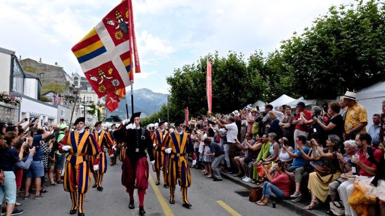 2019.08.06 Guardia svizzera alla Fete des Vignerons bandiera  01.jpg