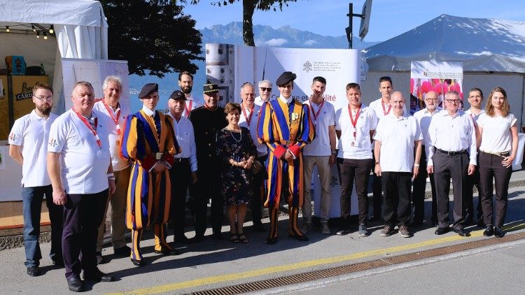 2019.08.06 Guardia svizzera alla Fete des Vignerons bandiera  02.jpg