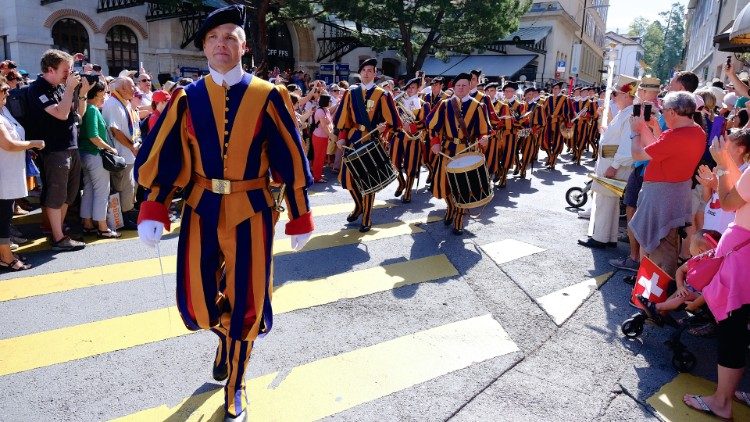 La sfilata della banda delle ex guardie svizzere a Vevey, durante la Fete des Vignerons