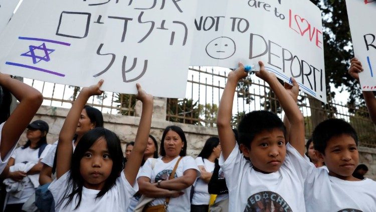 Филиписки деца, родени в Израел, протестират срещу експулсирането на техните майки