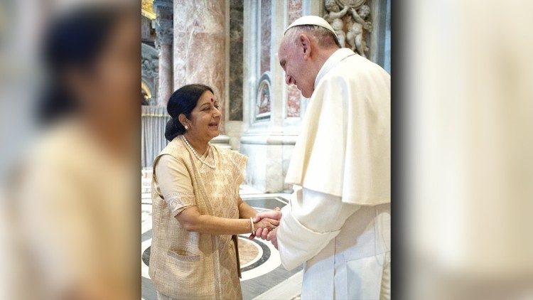 संत मदर तेरेसा की संत घोषणा के अवसर पर संत पापा फ्रांसिस से मुलाकात करती सुष्मा स्वराज