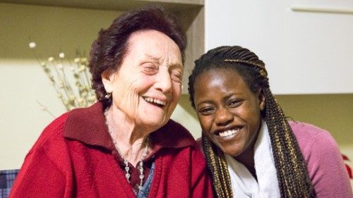 Viva gli Anziani -Sant Egidio - volontaria di colore e anziana.jpg