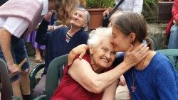 Viva gli Anziani -Sant Egidio - volontaria e anizana abbraccio.jpg