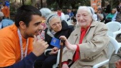 Viva gli Anziani -Sant Egidio - volontario e anziana.jpg