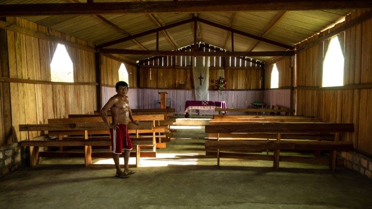 Igreja num povoado indígena na Amazônia