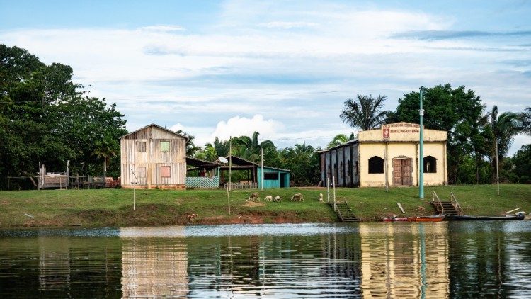 Igreja às margens de um rio na Amazônia
