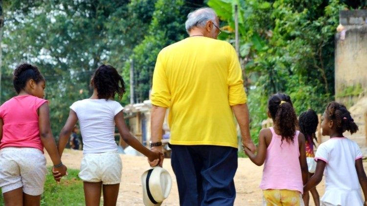 Fader Chiera med några barn i ett “Casa do menor”