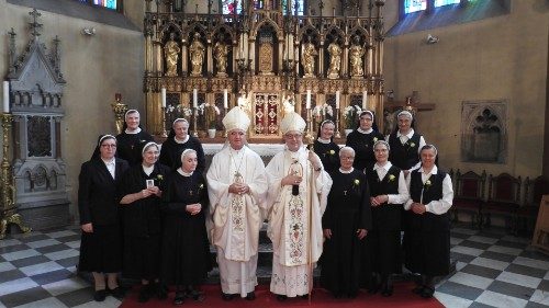 Msgr. Alojzij Cvikl daroval zahvalno mašo za jubilantke Šolskih sester sv. Frančiška Kristusa Kralja