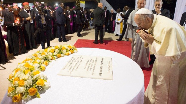 Papa Francisco beija a pedra fundamental do novo Santuário