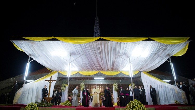 2019.08.12 Papa visita il Santuario dei martiri di Munyonyo 03.jpg