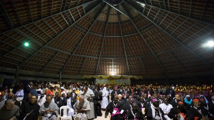 2019.08.12 Papa visita il Santuario dei martiri di Munyonyo 04.jpg