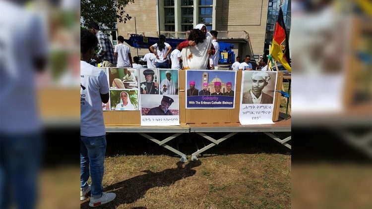 2019.08.12 manifestazione in germania per soladirietà per i vescovi eritrei 03 copia.jpg