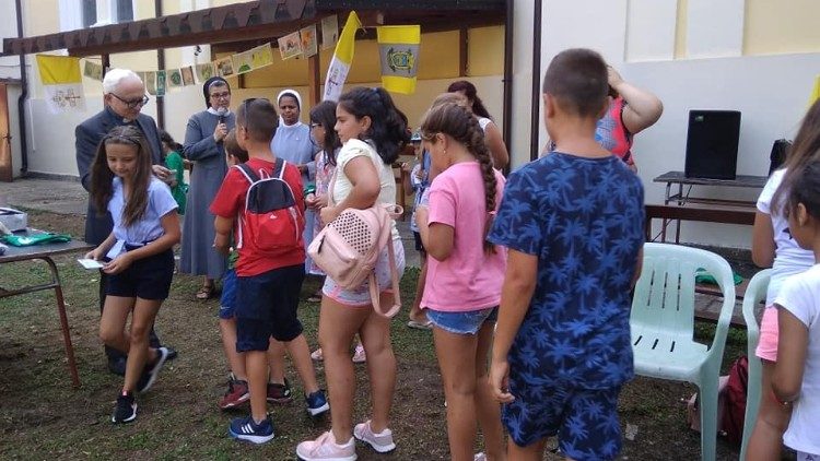 Монс. Пекорари сред участниците в детския лагер в Раковски
