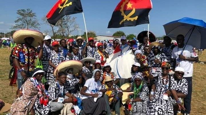 2019.08.12 Giovani angolani con la bandiera nazionale