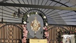 La festa di santa Chiara a Turnisce con adorazione eucaristica e santa messa presiedutta da mons Peter Stumpf 2.jpg