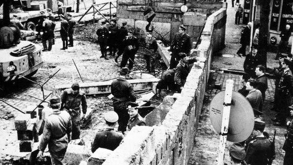 1 la costruzione del muro di Berlino 13  agosto 1961.jpg